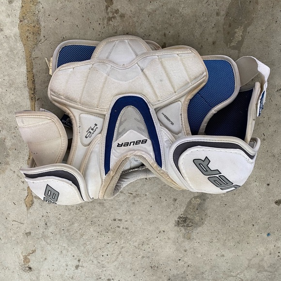 Hockey chest protector - Picture 1 of 3